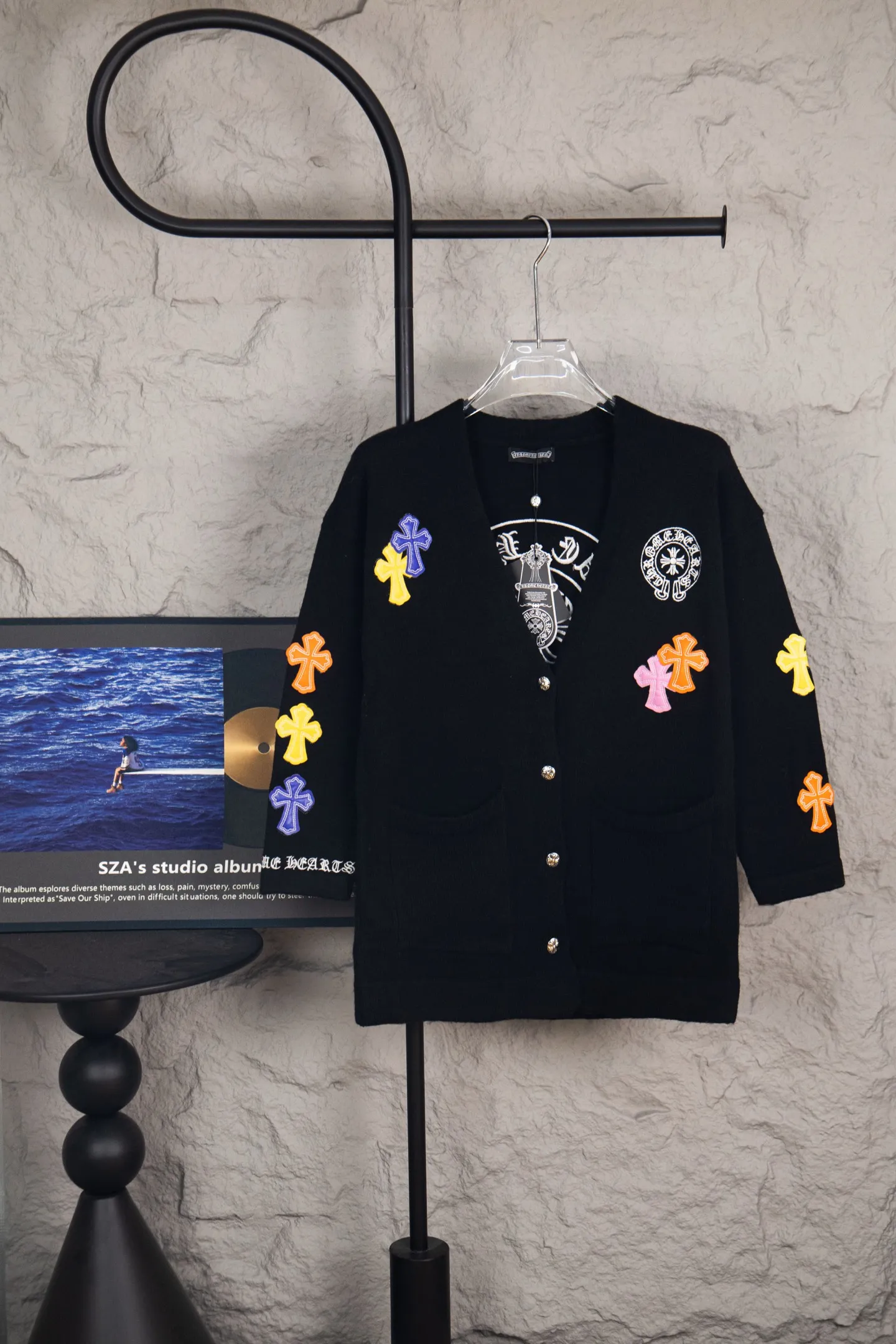 P260 -Chrome Hearts/Chrome Hearts Colorful cross leather cardigan jacket sweater. High weight, high density and high quality. The wool is soft, delicate and skin-friendly. It feels soft and silky. It has excellent warmth and skin-friendly properties. It is custom-woven and dyed without color difference. No matter the fabric or workmanship details, it is better than the ordinary version on the market. -The hardware and zipper accessories are all customized and full of details. Crow autumn and winter super heavy embroidery ➕ positioning leather label long-sleeved knitted cardigan lazy outer wear mid-length sweater -Colour: black white Size: S M L